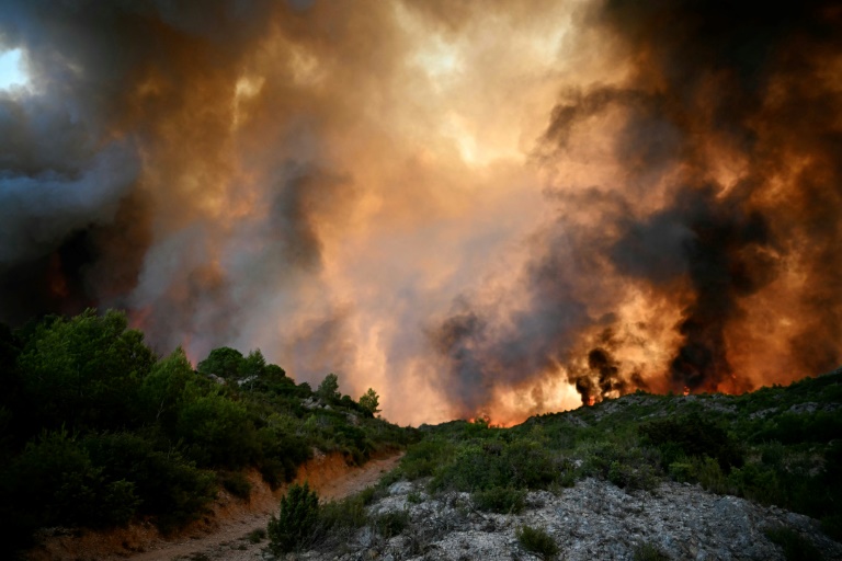 La forêt en feu à Fontjoncouse, dans l'Aude, le 6 août 2025