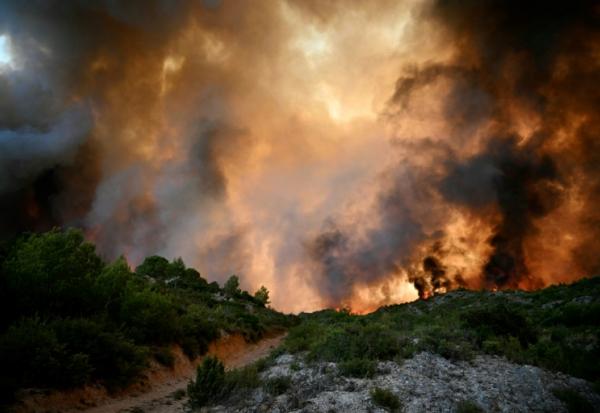 La forêt en feu à Fontjoncouse, dans l'Aude, le 6 août 2025