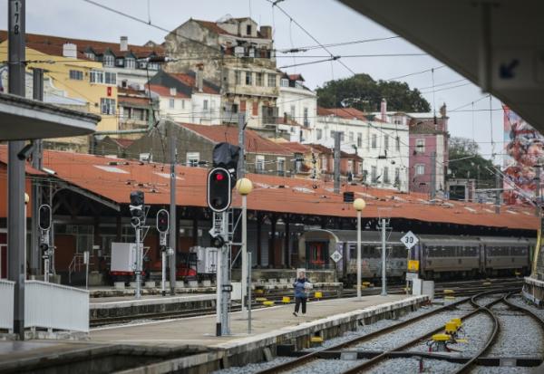 La gare ferroviaire de Santa Apolonia à Lisbonne où une grève perturbe fortement les transports le 11 décembre 2025 