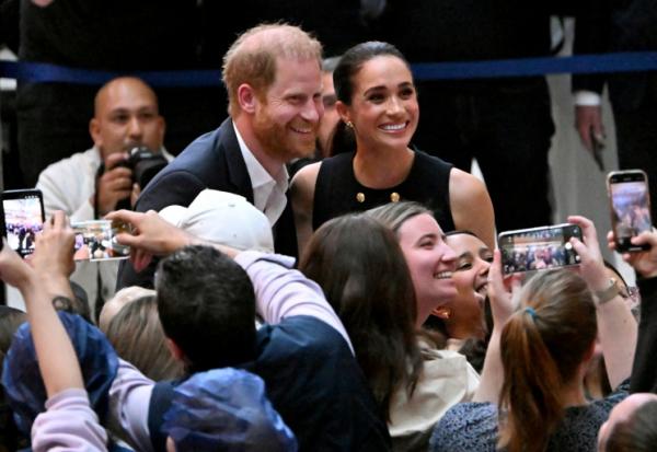 Le prince Harry, duc de Sussex, et son épouse Meghan, duchesse de Sussex, se font prendre en photo au Royal Children's Hospital de Melbourne, en Australie, le 14 avril 2026