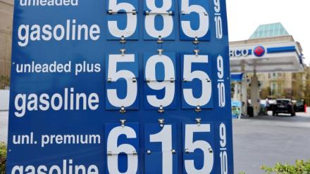 Les prix des carburants affichés dans une station-service Arco à Los Angeles, en Californie, le 30 mars 2026