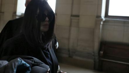 Isabelle Adjani arrive au palais de justice de Paris le 1er avril 2026