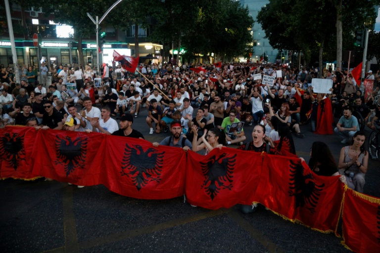 Manifestation contre un hôtel de luxe lié à la famille Trump, à Tirana en Albanie le 8 juin 2026