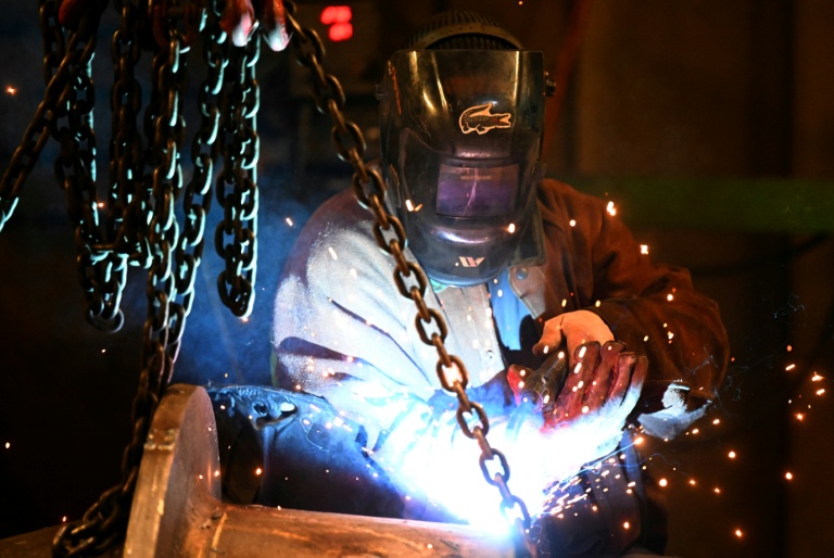 Un ouvrier soude une pièce à la fonderie Hachette et Driout à Saint-Dizier le 3 mars 2025, fonderie rachetée par la société française ACI Groupe en février 2025