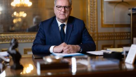 Le président du Conseil constitutionnel Richard Ferrand pose dans son bureau le 19 janvier 2026 à Paris