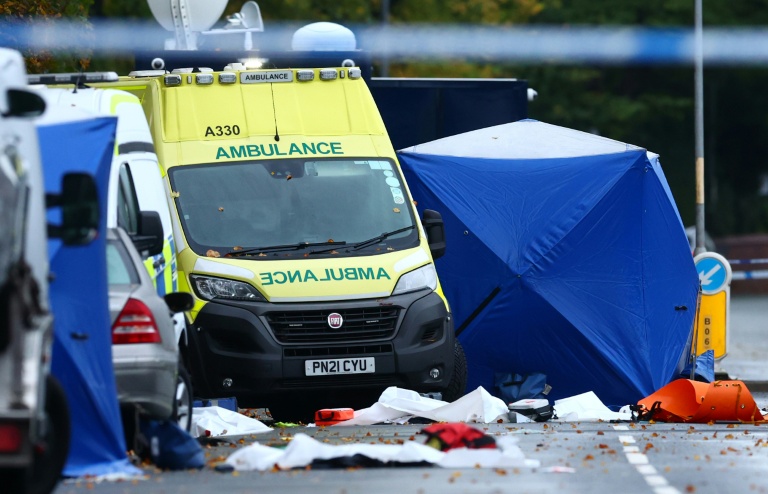 Des véhicules de secours et des tentes de la police dans la rue devant la synagogue d'Heaton Park à Crumpsall, dans le nord de l'agglomération de Manchester, en Angleterre, le 3 octobre 2025