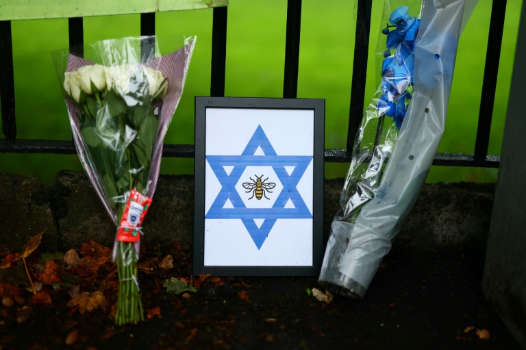 Hommage aux victimes de l'attaque contre la synagogue d'Heaton Park, à Manchester, en Angleterre, le 3 octobre 2025