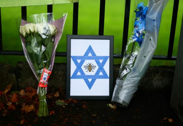 Hommage aux victimes de l'attaque contre la synagogue d'Heaton Park, à Manchester, en Angleterre, le 3 octobre 2025