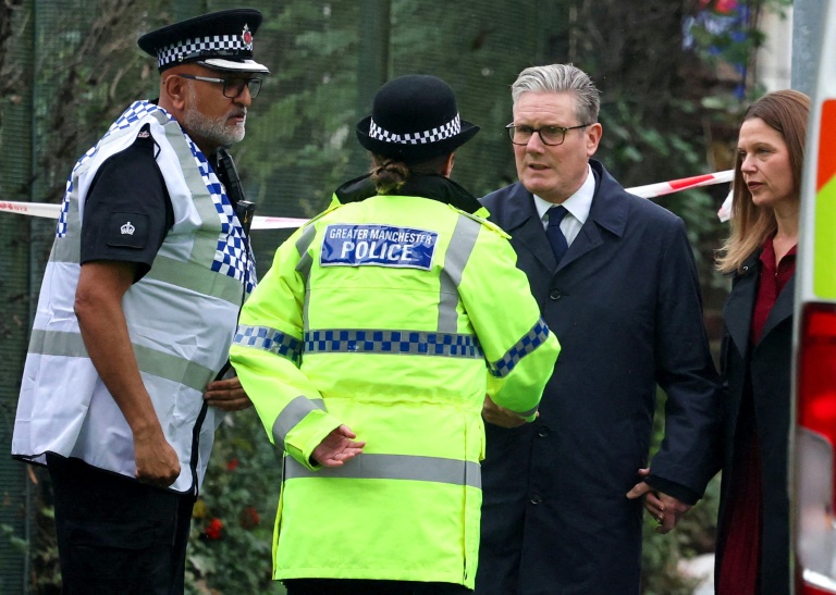 Le Premier ministre britannique Keir Starmer et son épouse Victoria discutent avec des policiers au lendemain de l'attaque contre la synagogue d'Heaton Park, à Manchester, en Angleterre, le 3 octobre 2025