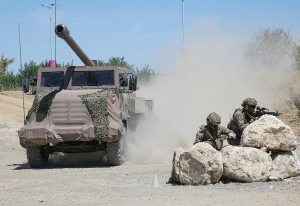 Un canon Caesar et des soldats français lors d'une démonstration dynamique à la veille de l'ouverture du salon de défense Eurosatory à Villepinte, près de Paris, le 14 juin 