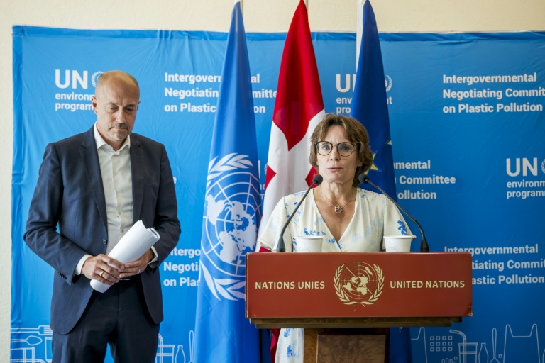 Le ministre danois de l'Environnement  Magnus Heunick (G) et la Commissaire européenne à l'Environnement Jessika Roswall (D) durant un point presse portant sur les négociations du traité plastique en cours aux Nations Unies à Genève, le 12 aout 2025. 