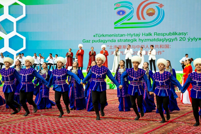 cérémonie de lancement de la quatrième phase de développement du champ gazier de Galkynysh, dans le désert du Karakoum, à l'est d'Achgabat, le 17 avril 2026 au Turkménistan