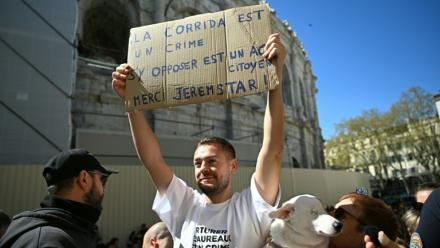 L'influenceur Jeremstar, de son vrai nom Jérémy Gisclon, manifeste contre la corrida devant les arènes de Nîmes, le 2 avril 2026 dans le Gard