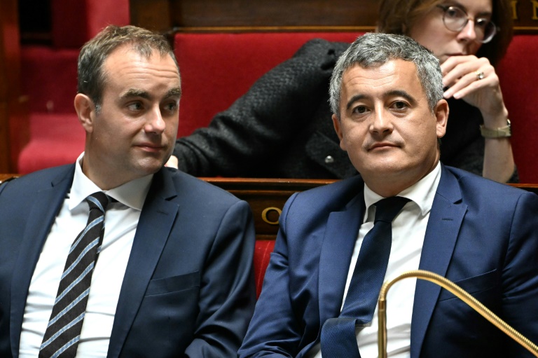 Le ministre des Armées, Sébastien Lecornu (g), et le ministre  de la Justice, Gérald Darmanin, lors de la session parlementaire extraordinaire précédant un vote de confiance sur le budget d'austérité du gouvernement, à l'Assemblée nationale, le 8 septembre 2025 à Paris 