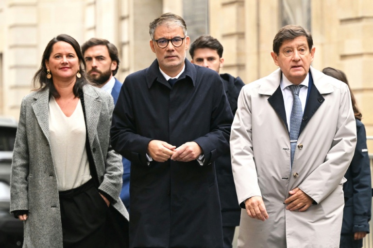 Le patron du PS Olivier Faure, allant à Matignon le 8 octobre 2025, avec à sa droite Johanna Rolland, la maire socialiste de Nantes, et à sa gauche Patrick Kanner, chef de file des sénateurs socialistes.