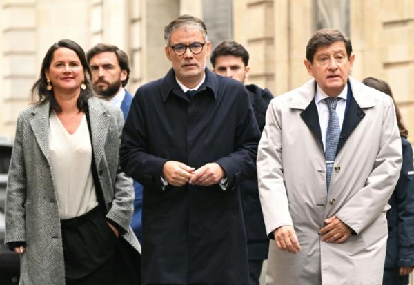 Le patron du PS Olivier Faure, allant à Matignon le 8 octobre 2025, avec à sa droite Johanna Rolland, la maire socialiste de Nantes, et à sa gauche Patrick Kanner, chef de file des sénateurs socialistes.