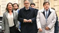 Le patron du PS Olivier Faure, allant à Matignon le 8 octobre 2025, avec à sa droite Johanna Rolland, la maire socialiste de Nantes, et à sa gauche Patrick Kanner, chef de file des sénateurs socialistes.