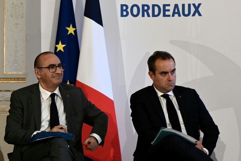 Le ministre de l'Intérieur Laurent Nuñez, à gauche et à sa droite le Premier ministre Sébastien Lecornnu, le 2 avril 2026, à Bordeaux