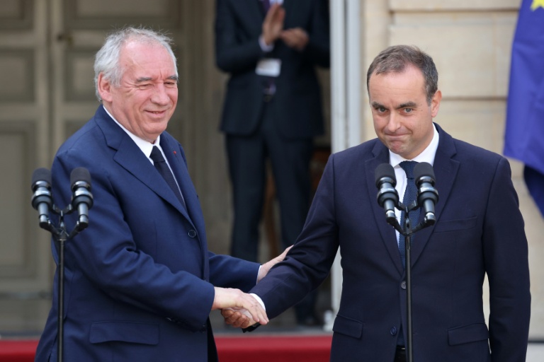 Passation de pouvoir entre François Bayrou (G) et Sébastien Lecornu (D), nouveau Premier ministre, à Matignon le 10 septembre 2025