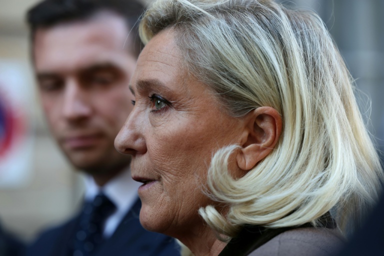 Le président du RN Jordan Bardella écoute Marine Le Pen s'exprimer après une rencontre avec le Premier ministre le 17 septembre 2025 à Paris