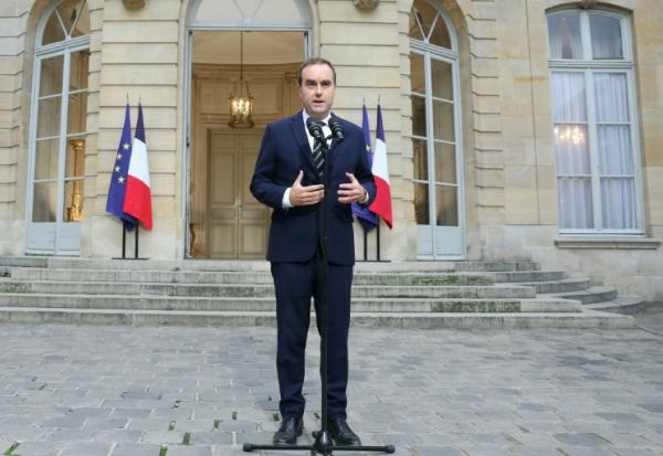 Le Premier ministre Sébastien Lecornu prend la parole dans la cour de l'Hôtel Matignon, à Paris, le 3 octobre 2025