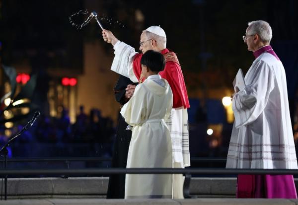 Le pape Léon XIV bénit la tour Jésus-Christ, la plus haute tour de la basilique de la Sagrada Familia, le 10 juin 2026 à Barcelone, en Espagne