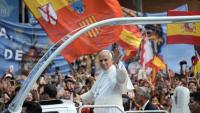 Le pape Léon XIV salue la foule à son arrivée à la basilique de la Sagrada Familia pour y célébrer une messe et bénir la tour Jésus-Christ, le 10 juin 2026 à Barcelone, en Espane