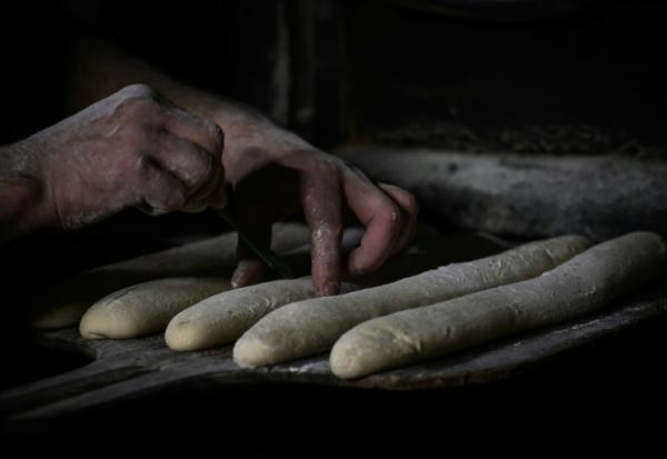 Remontée contre l'obligation de fermer un jour par semaine, la fédération des chaînes de boulangerie mène des actions en justice à travers la France au risque de diviser la profession au détriment des artisans boulangers