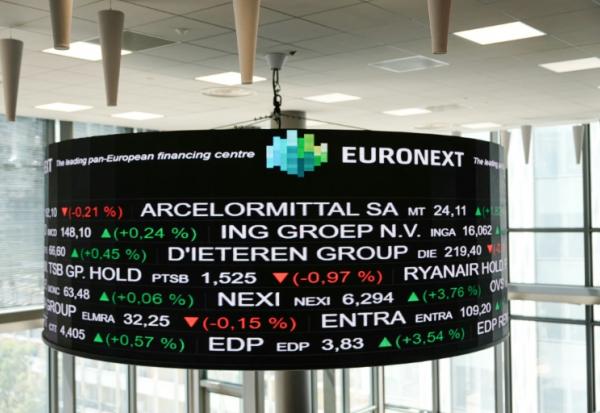 Des cours de la Bourse de Paris affichés dans le bâtiment d'Euronext à La Défense, le quartier d'affaires de Paris, le 10 mai 2024