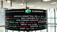 Des cours de la Bourse de Paris affichés dans le bâtiment d'Euronext à La Défense, le quartier d'affaires de Paris, le 10 mai 2024