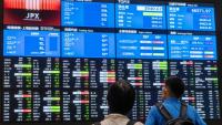 Des panneaux indiquent les cours boursiers et les indicateurs économiques à la Bourse de Tokyo, le 1er juin 2026