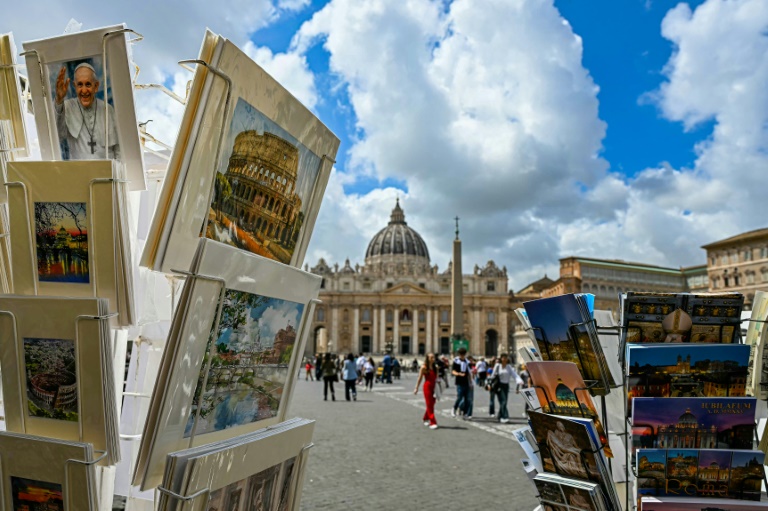 Des cartes postales en vente devant la basilique, place Saint-Pierre au Vatican, le 5 mai 2025