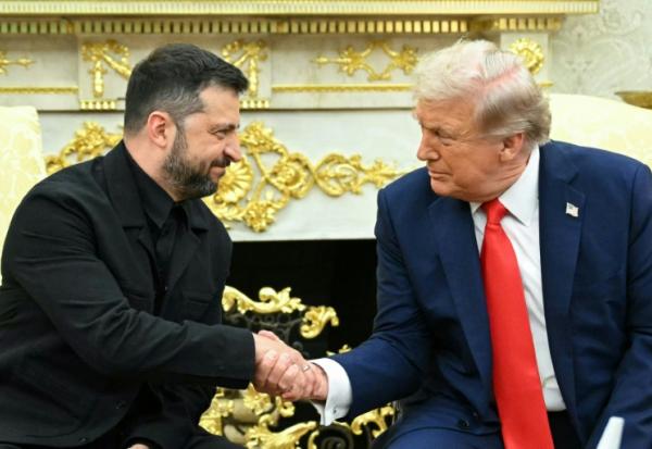 Le président américain Donald Trump (d) serre la main de son homologue ukrainien Volodymyr Zelensky lors d'une rencontre dans le Bureau ovale à la Maison Blanche, le 18 août 2025 à Washington