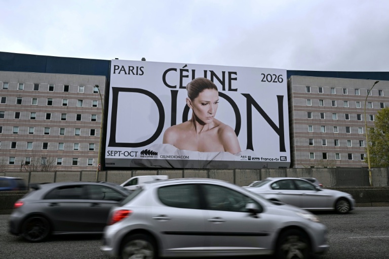 Une affiche annonçant les dates des prochains concerts de la chanteuse canadienne Céline Dion sur la façade d'un hôtel surplombant le boulevard périphérique à la porte de Saint-Ouen, dans le nord de Paris, le 31 mars 2026
