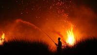 Un villageois tene d'éteindre un incendie de forêt à Palangkaraya, dans le centre de l'Indonésie, le 13 août 2026