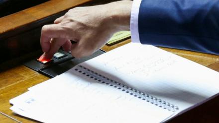 Les députés ont adopté mardi à l'unanimité une proposition de loi visant à garantir que les victimes de violences sexuelles soient systématiquement informées lorsque leur agresseur sort de détention