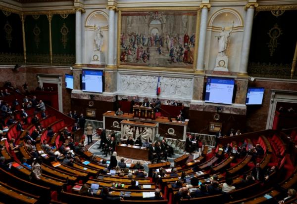 L'Assemblée nationale confirmera-t-elle son vote ? Les députés ont achevé samedi dans les temps impartis l'examen de deux propositions de loi, l'une sur les soins palliatifs et l'autre relative au "droit à l'aide à mourir", sur lesquels deux votes solennels se tiendront mardi