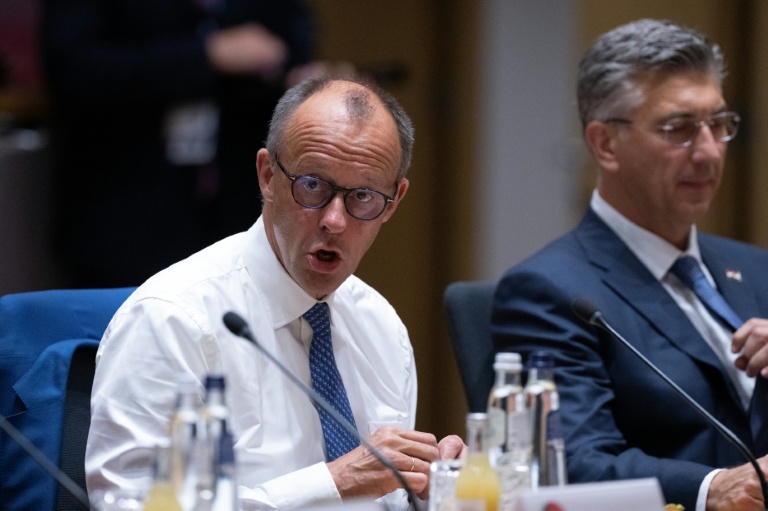 Le chancelier allemand Friedrich Merz (G) et le Premier ministre croate Andrej Plenkovic, le 19 juin 2026 à Bruxelles