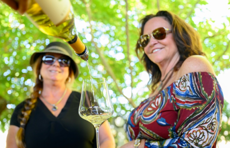 Des touristes participent à une dégustation de vin à Grgich Hills Estate, à Rutherford, dans la Napa Valley, en Californie, le 5 octobre 2026