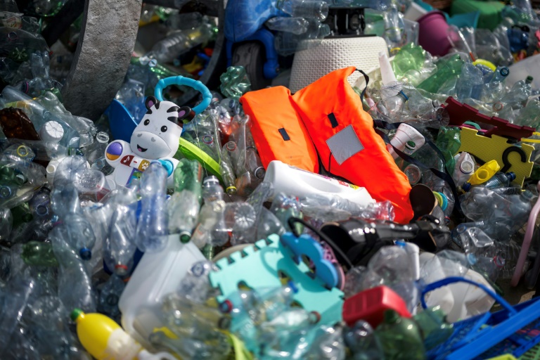 Des déchets plastiques utilisés par l'artiste et activiste canadien Benjamin Von Wong dans son installation intitulée 