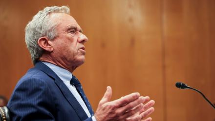 Le ministre américain de la Santé Robert Kennedy Jr., lors d'une audition devant un comité du Sénat à Washington DC, le 20 mai 2025