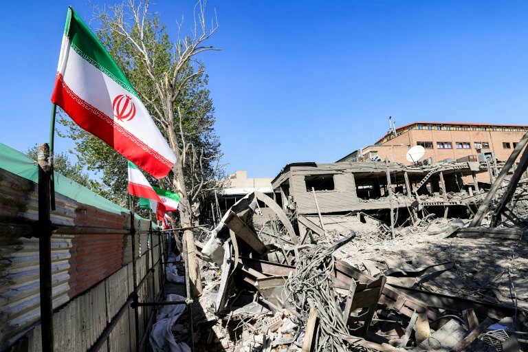 Des drapeaux iraniens sur les décombres d'un bâtiment détruit par une frappe, à l'Université de technologie de Téhéran, le 7 avril 2026