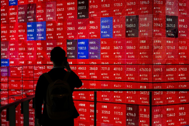 Un panneau électronique affiche les cours du Nikkei 225 à la Bourse de Tokyo, le 8 avril 2026 