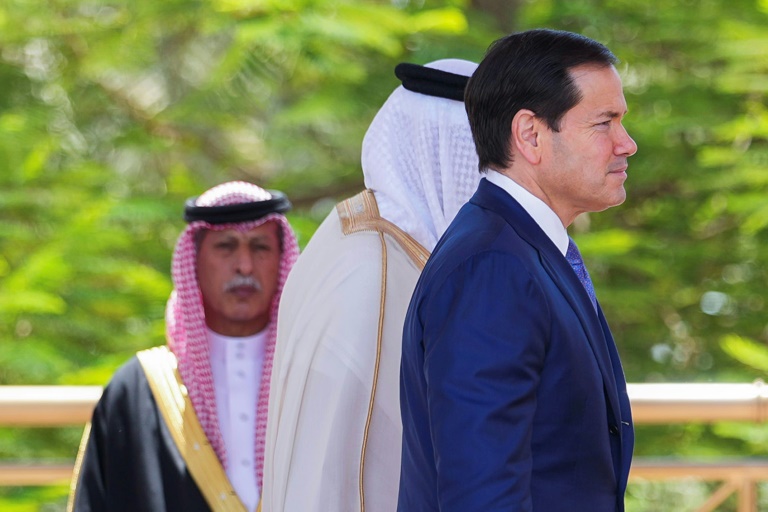 Le secrétaire d'Etat américain Marco Rubio avec le roi de Bahrein au palais Al-Sakhir, le 25 juin 2026.