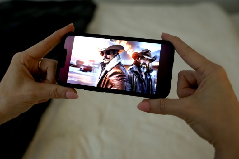 Image tirée du film Whiskey & Water sur un écran de smartphone, avec Cain Walker (g) et Cade Winslow (d), le 3 avril 2026 à New York 