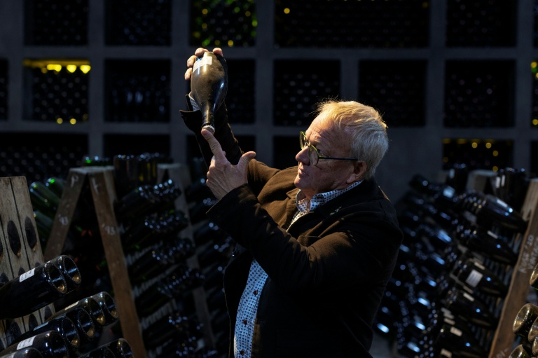 Le directeur général de Graham Beck, Pieter Ferreira, observe un bouteille de Cap Classique, le vin pétillant local à Robertson en Afrique du Sud, le 30 juillet 2025.