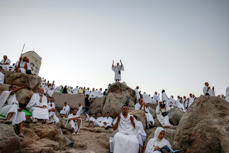 Des pèlerins musulmans prient sur le mont Arafat, étape phare du grand pèlerinage à La Mecque, le 26 mai 2026 en Arabie saoudite