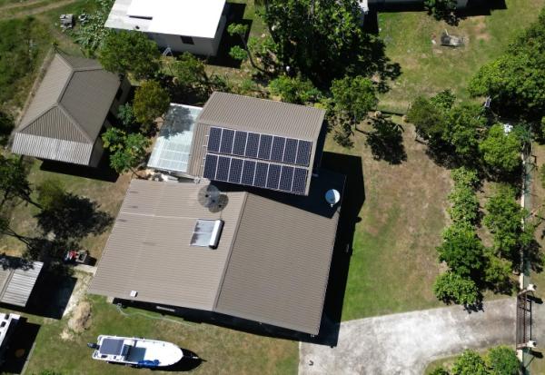 Vue aérienne sur une maison équipée de panneaux solaires dans le village de Rukurukulevu, aux Fidji, le 9 octobre 2026