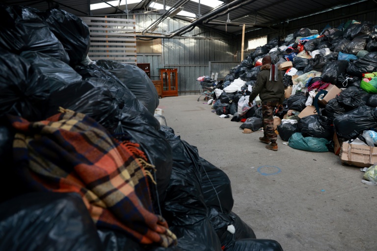 Un entrepôt d'Emmaüs rempli de sacs poubelle pleins de vêtements, à Parempuyre (Gironde), le 20 décembre 2025