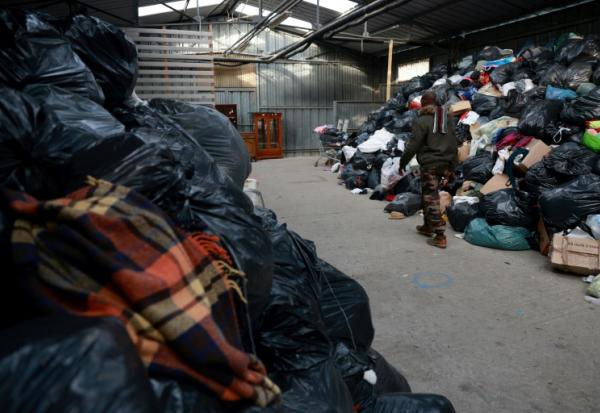 Un entrepôt d'Emmaüs rempli de sacs poubelle pleins de vêtements, à Parempuyre (Gironde), le 20 décembre 2025